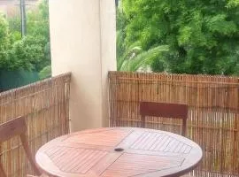 Appartement contemporain à Saint-Cyr-sur-Mer avec balcon.