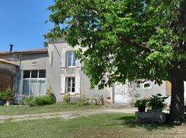 Chez Eug&egrave;ne et Val&eacute;rie, hotel con hidromasaje en Saint-Cybardeaux