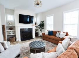 Pink House with Game Room - 3BR, hotel in Columbia
