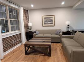 New Modern 2 BR in Excellent Location (201), ξενοδοχείο σε Maryville