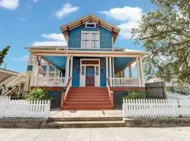 Hidden Gem By Beach & Pier Blue Home