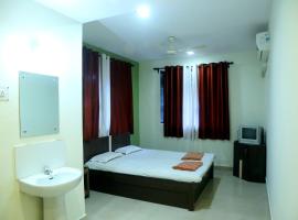 Hotel Abhiraj, готель у місті Pawas