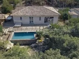 Villa neuve avec piscine