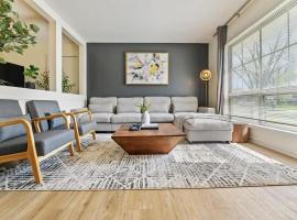 Modern Farmhouse w King Bed Near Shopping, Hotel in Streamwood