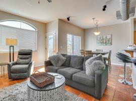 Less Than 1 Mi to Biltmore Fashion Park Condo with Pool!, hotel v destinaci Phoenix