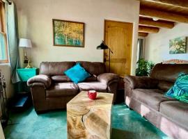 Cozy & Relaxing Near Taos Plaza, hotel in Taos