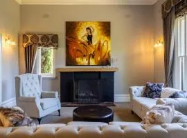 Prime Location House with Pool in Kew
