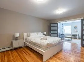 Gorgeous & Sunny Executive Suite #2, AC