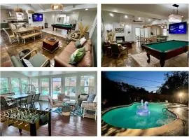 Houston Luxe Private Retreat for 16 people with Heated Pool, Big Sunroom, Billiards