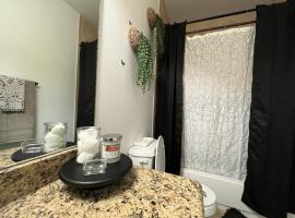 Cozy Queen Ensuite w Private Full Bath- Dwntwn Htx, hotel v destinaci Houston
