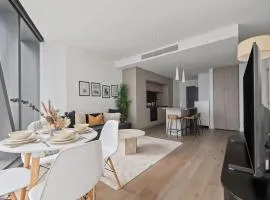 Luxury 2BR Apt Opposite Southern Cross