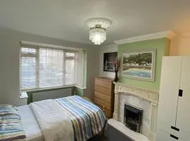 Lovely 4 bed house with patio & bbq