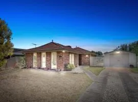 Sunny & Spacious Home in Melton