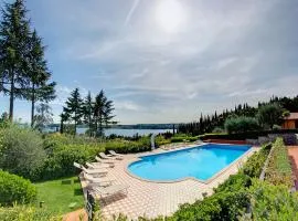 Lovely flat with shared pool and amazing lake view