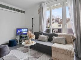 Carnet2voyages Suresnes - Proche Paris, La Défense, hotel in Suresnes