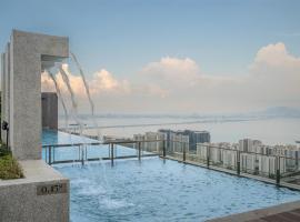 Iconic Regency Service Residences, managed by Iconic Hotel, хотел с басейни в Баян Лепас