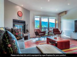 Amazing Lakemountain View 5min To Tremblant464, hotel v destinaci Mont-Tremblant