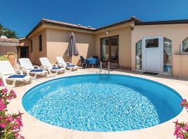 Viesnīca House with pool in Marcana pilsētā Marčana