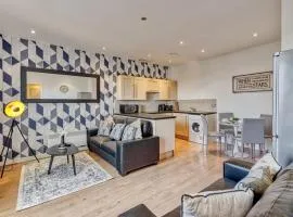 Cosy Central 2-Bed Flat City View & Parking
