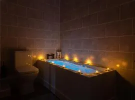 Bradford City Centre - City Mills 2 BR Apartment with Jacuzzi!