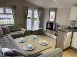 Caravan-Sleep8-HotTub-FreeP-Balcony-FamilyFriendly