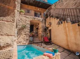 Maison en pierre avec bassin