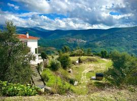 Alcmaria studio with amazing views!, chata v destinaci Folhadosa