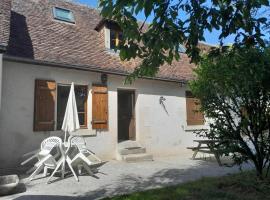 Agréable et jolie maison avec grand jardin, hotel v destinaci Pellevoisin