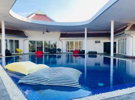 Huang Su Manor 8 皇宿8号3000平私人庄园, hotel in Ban Nong Pru