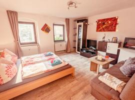 Famzi - Urlaubsmagie - Familienwohnung mit Gemeinschaftsgarten, -sauna & -pool, maison de vacances à Sebnitz