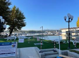 Happy Camp Mobile Homes in Lido di Sesto Camping Boats&Restaurant, hotel v destinaci Sesto Calende