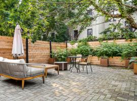 Bainbridge by Rove Duplex with Deck & Backyard, viešbutis mieste Brukline