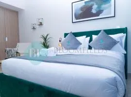 Bloomfields Fantastic Stu Azizi Riviera Meydan