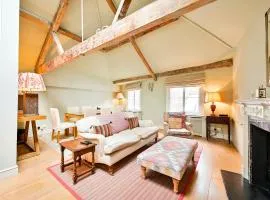 Traditional Mews Home in Westminster