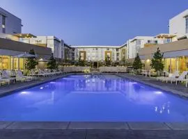 Crystal Flats King Bed Pool Fitness Center Dog Park Wellness Center BBQ