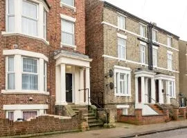 Free parking, 2 beds,close to train station