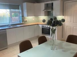 Number 31 Deluxe Holiday Stay, villa in Carlanstown