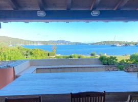 Casa Tre Mari exclusive private beach apartment, pl&aacute;žov&yacute; hotel v destinaci Porto Rotondo