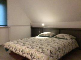 Cosy attic apartment, terrace, 1 bedroom North, hotel in Buggenhout