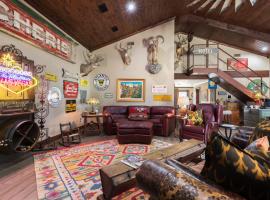 Hill Country Guest House - Rustic getaway, hótel í Fredericksburg
