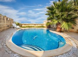 5 Bedroom Farmhouse with Private Pool, hotel v destinaci Għarb