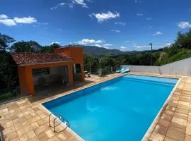 Casa ampla, 2 qtos, varanda, região de Extrema