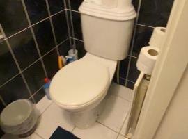 DORM ROOM 5-6 people shared bathroom outside room, hotel a Dublín