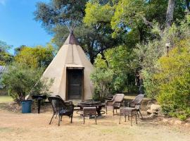 Waterfront Teepee 3 Jumping Fish, hotel in Seguin