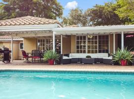 Spacious 4BR 3BA w Heated Pool, 3 Miles to Beach, hotel v destinaci Lighthouse Point