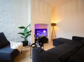 Stylish Cosy 4-Bed Home, Sleeps Up To 10 With Large Sofa Bed, Near Manchester Royal Infirmary & Universities, Free Parking & Ultra-Fast WiFi