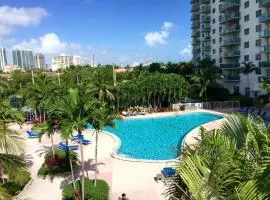 1 SPRING PROMO - Sunny Isles Seaview Condo, Walk to Beach, Amazing Amenities