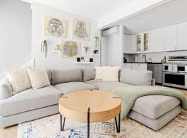 Bright & Modern - King Suite - Creekside Trail, hotel v mestu Boulder