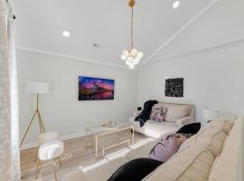 Renovated bungalow in DT Raleigh w firepit & king bed, khách sạn ở Raleigh
