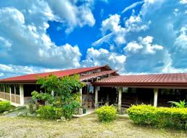 Casa Lajas - Casa 1 - Hospedaje, Granja y Turismo Rural, kh&aacute;ch sạn c&oacute; hồ bơi ở Turrialba